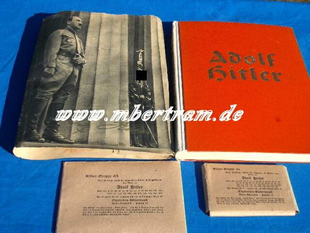 SAMMELBILDERALBUM ADOLF HITLER, 2 Tüten, Schutzeinband.