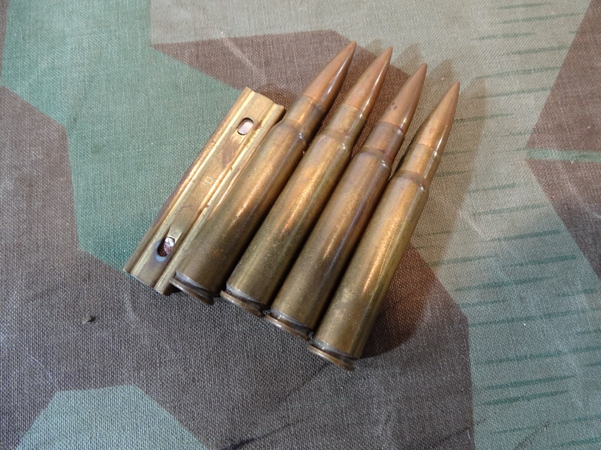 4 schöne Wehrmachts Deko Patronen 8x57, Messinghülsen mit Ladestreifen, P 334 1937