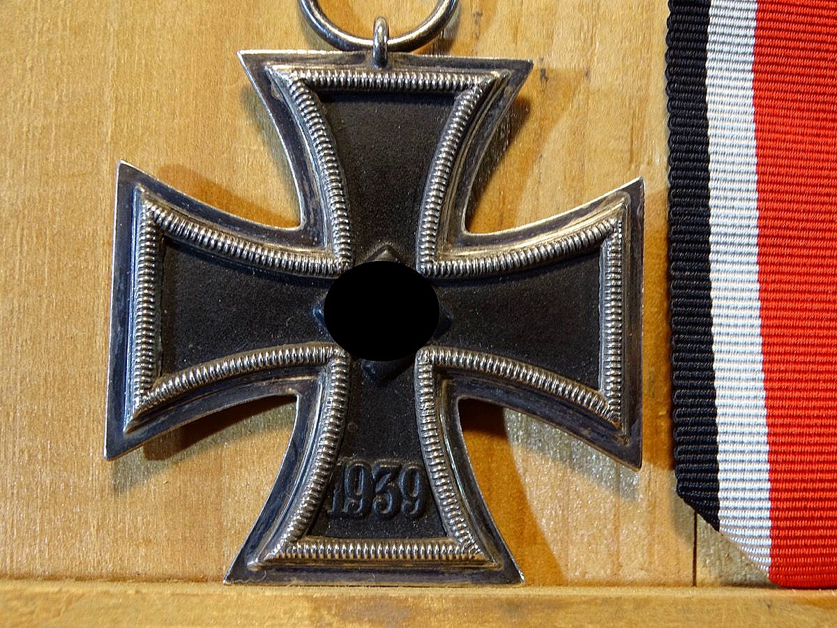 Eisernes Kreuz 2. Klasse 1939, Eisenkern noch komplett geschwärzt, Ring mit Hersteller Marke 55 , Bandabschnitt