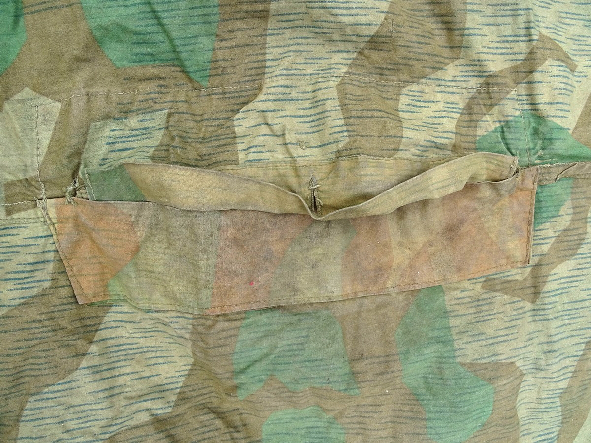 Dreieckszeltbahn Wehrmacht, bräunliches Tarnmuster, Bakelit Knöpfe um 1944, 2 Riemen (4) Dreieckszeltbahn Wehrmacht, bräunliches Tarnmuster, Bakelit Knöpfe um 1944, 2 Riemen (4)