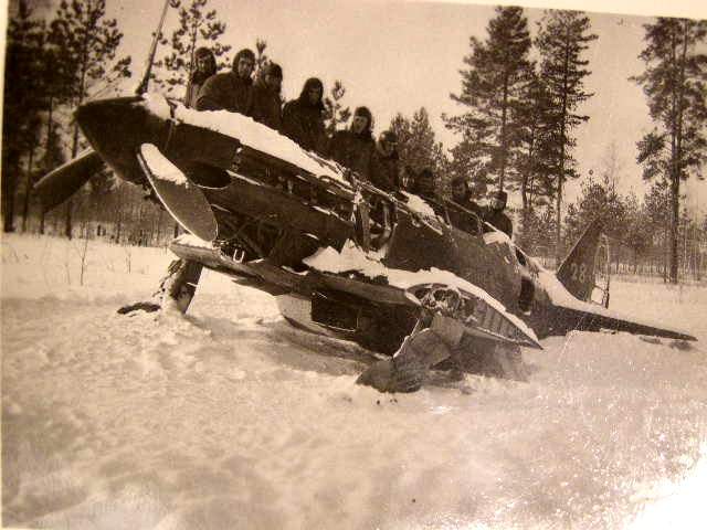 5 Fotos abgeschossene sowjet. Jäger, 2 Bomber, Gr. 8x6cm.