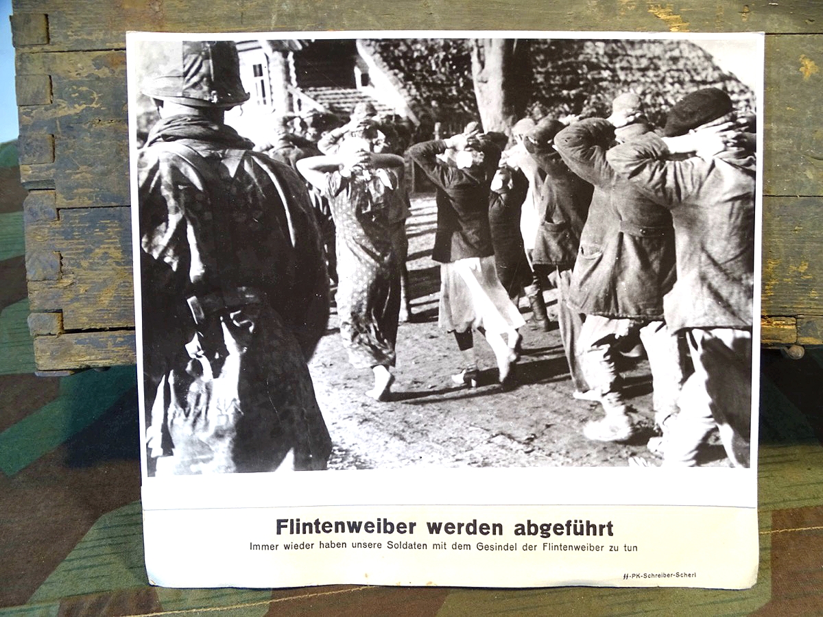 Propaganda Presse Foto SS Soldaten führen "Flintenweiber" ab, Ca. 23x17 cm.