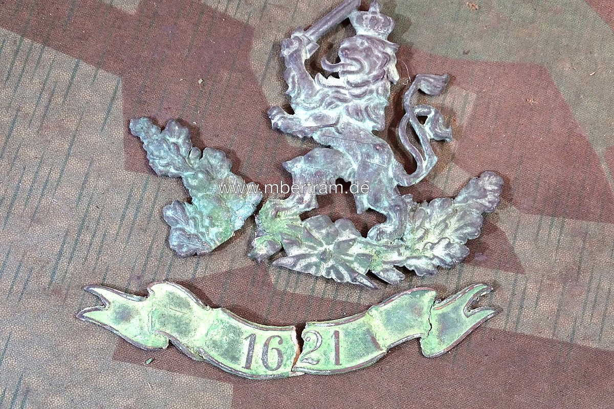 Emblem für Hessische Pickelhaube, Löwe mit Bandeau , Aufschrift : 1621