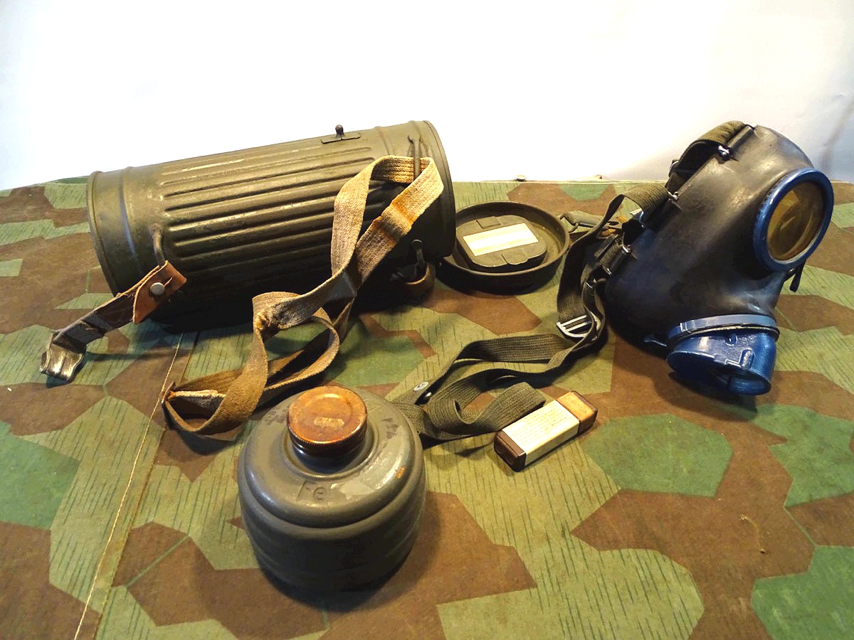 20925-1 Gasmaske mit Dose M 38 und Filter FE 41, (unbenutzt) und Losantin, alles 1944