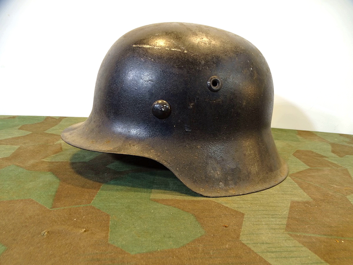 2. Weltkriegs Stahlhelm M 42. weiterbenutzt bei Feuerwehr. 