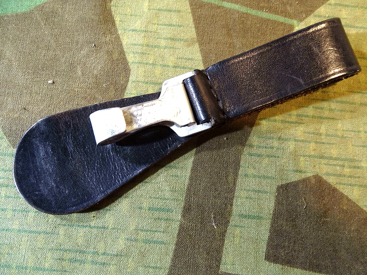 3 Reich: Schwarze Leder Koppelschlaufe mit Karabinerhaken für Seitenwaffe oder Ausrüstung