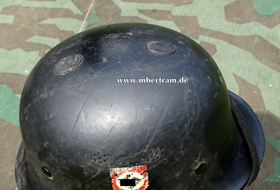 Feuerlöschpolizei Stahlhelm, 2 Originalabzeichen.