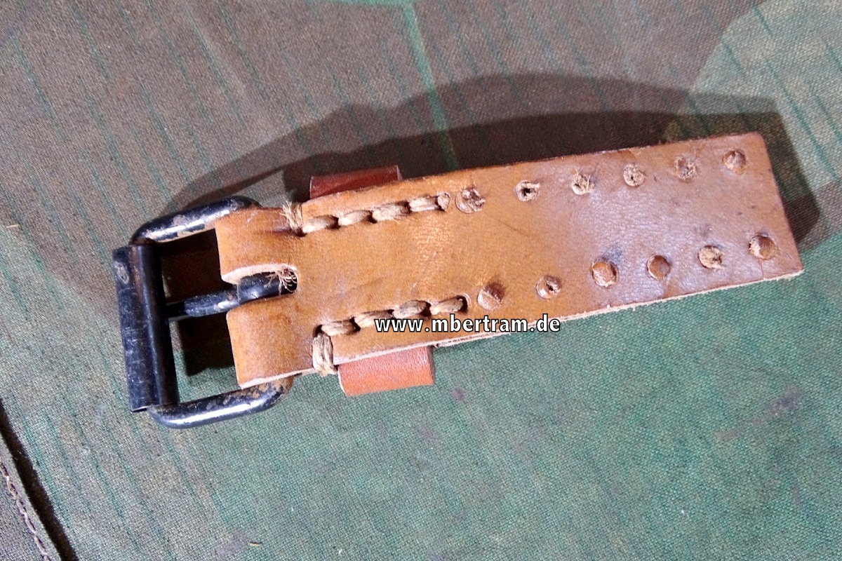 Wehrmacht: 2 schwarze Dornschnallen mit Leder, Sattlerbestand, WaA Stempel