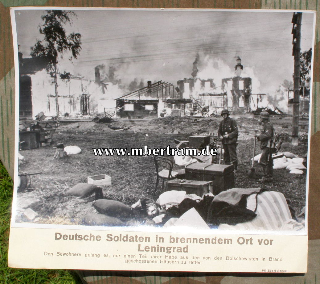 Deutsche Soldaten in brennendem Ort vor Leningrad