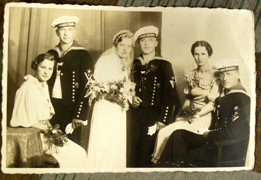 Heiratsfoto von 3 Matrosen des Kreuzers Emden