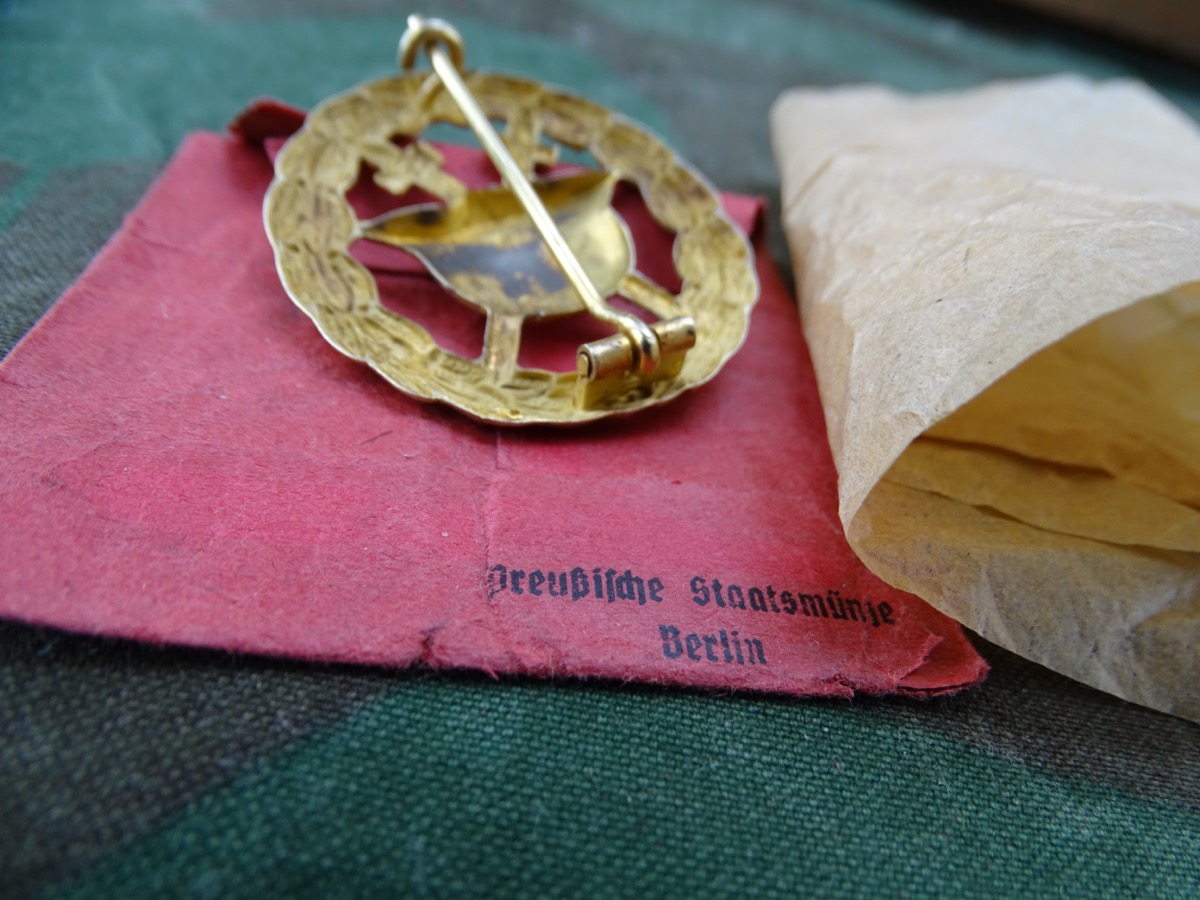 Verwundeten Abzeichen in Gold 1914-1918, durchbrochen. Buntmetall, Packpapier, Tüte pr. Staatsmünze Verwundeten Abzeichen in Gold 1914-1918, durchbrochen. Buntmetall, Packpapier, Tüte pr. Staatsmünze