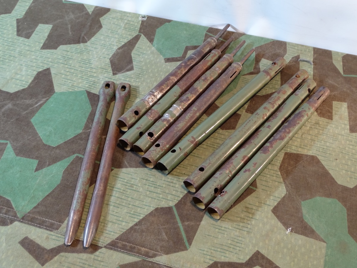 2 Eisen Zelthäringe und 8 Steck Zeltstangen Wehrmacht um 1945