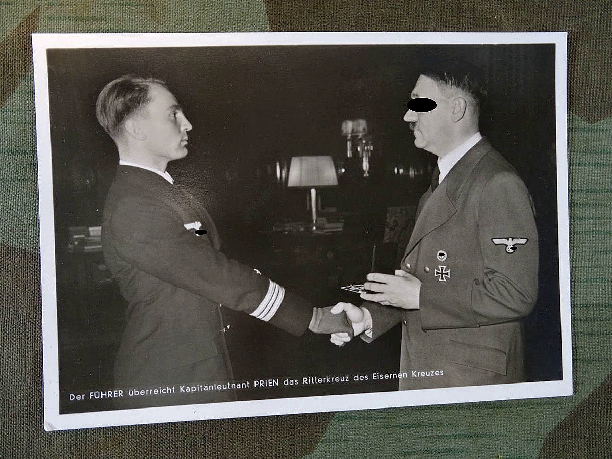 Propaganda Postkarte Der Führer überreicht Kapitänleutnant Prien das Ritterkreuz des Eisernen Kreuzes