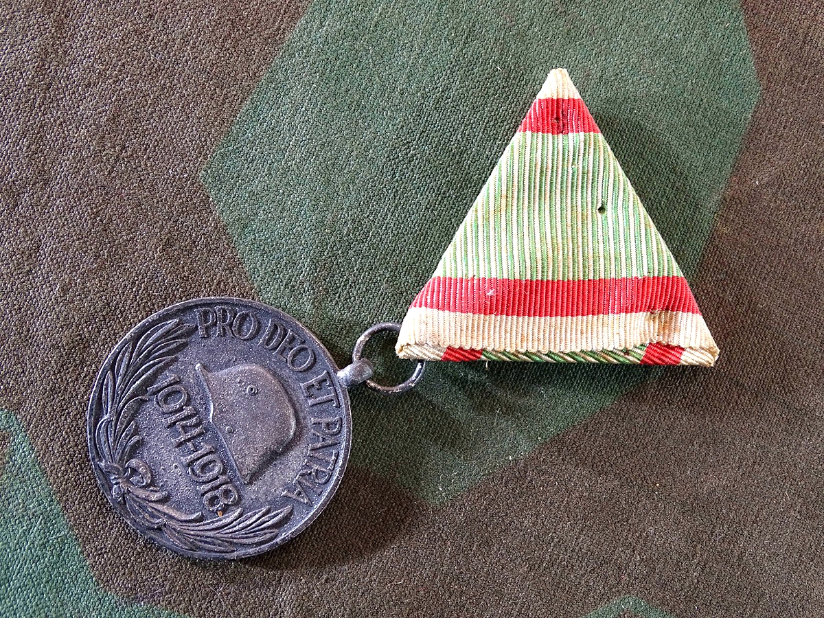 Österreich-Ungarische Militärverdienst Medaille 1914-1918" "Pro Deo et Partia" am Dreiecksband