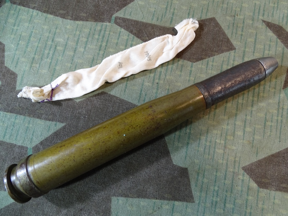 Deko-Patrone 2 cm Flak 38, lackierte Stahlhülse, Eisenzünder, Ladungssäckchen