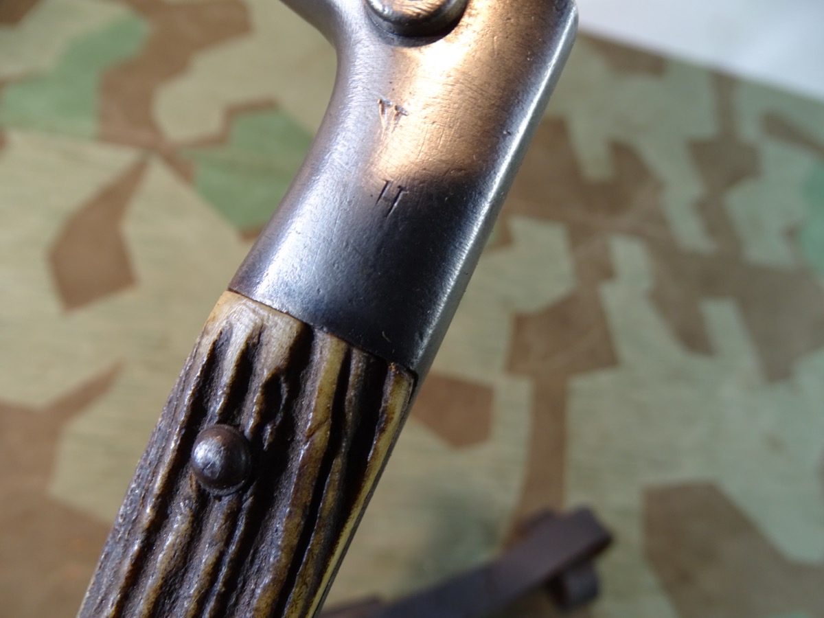 Grabendolch mit Hirschhorn Griffschalen 1. Weltkrieg, Eigentumsstück mit Träger Initialen. Grabendolch mit Hirschhorn Griffschalen 1. Weltkrieg, Eigentumsstück mit Träger Initialen.