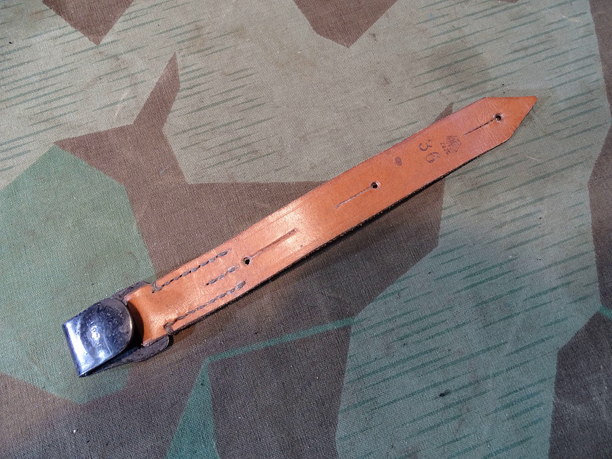 Kurzer Gasmasken Riemen, frühes Stück, braunes Leder,  Bunmtmetall Haken, Stempel Adler-1936