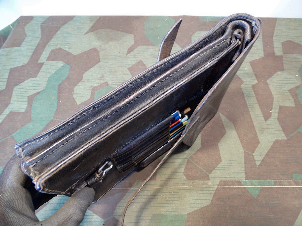 Schwarze Leder Kartentasche der Luftwaffe LBA ( S) mit diversem alten Inhalt. 