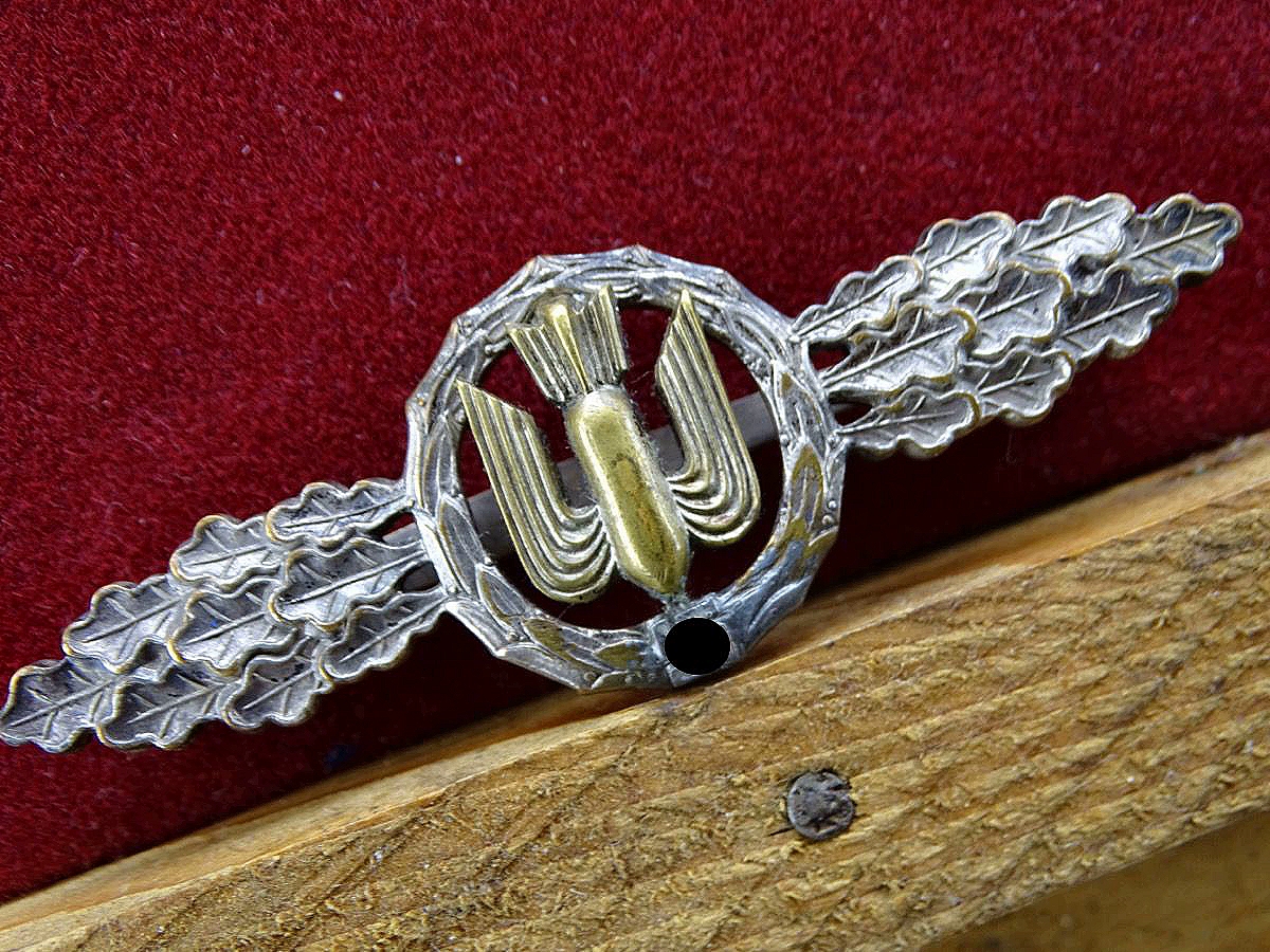 Frühe Frontflugspange für Kampf- und Sturzkampfflieger ( Bomber ) in silber. Buntmetall, getragen. R.S.S.