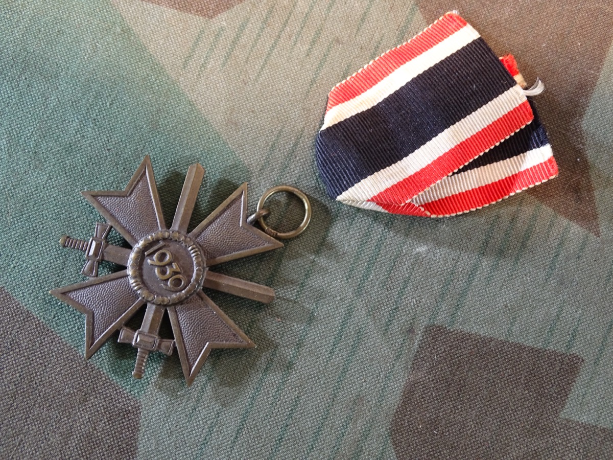 Kriegsverdienstkreuz 2. Klasse 1939 mit Schwertern, Buntmetall, Zustand 1-, Hst. : 127, mit Band