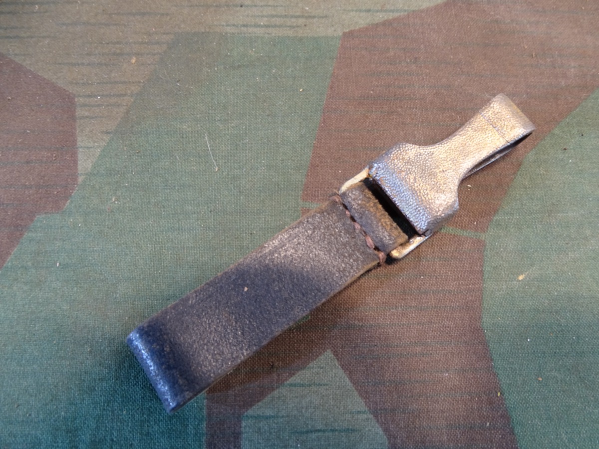Wehrmacht / Partei Organisationen: Koppelschlaufe mit gekörntem Karabinerhaken  Wehrmacht / Partei Organisationen: Koppelschlaufe mit gekörntem Karabinerhaken