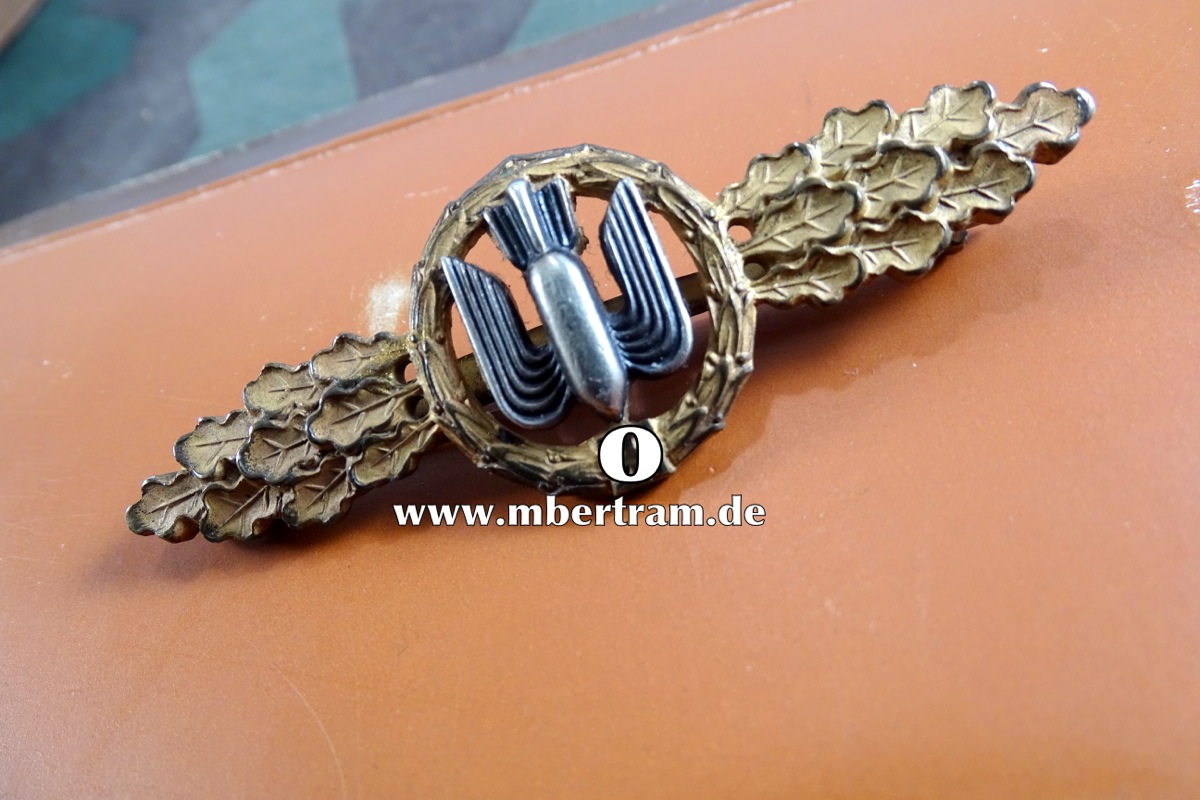 Frontflugspange für Kampfflieger in Gold Buntmetallausführung vergoldet, o. Hst.