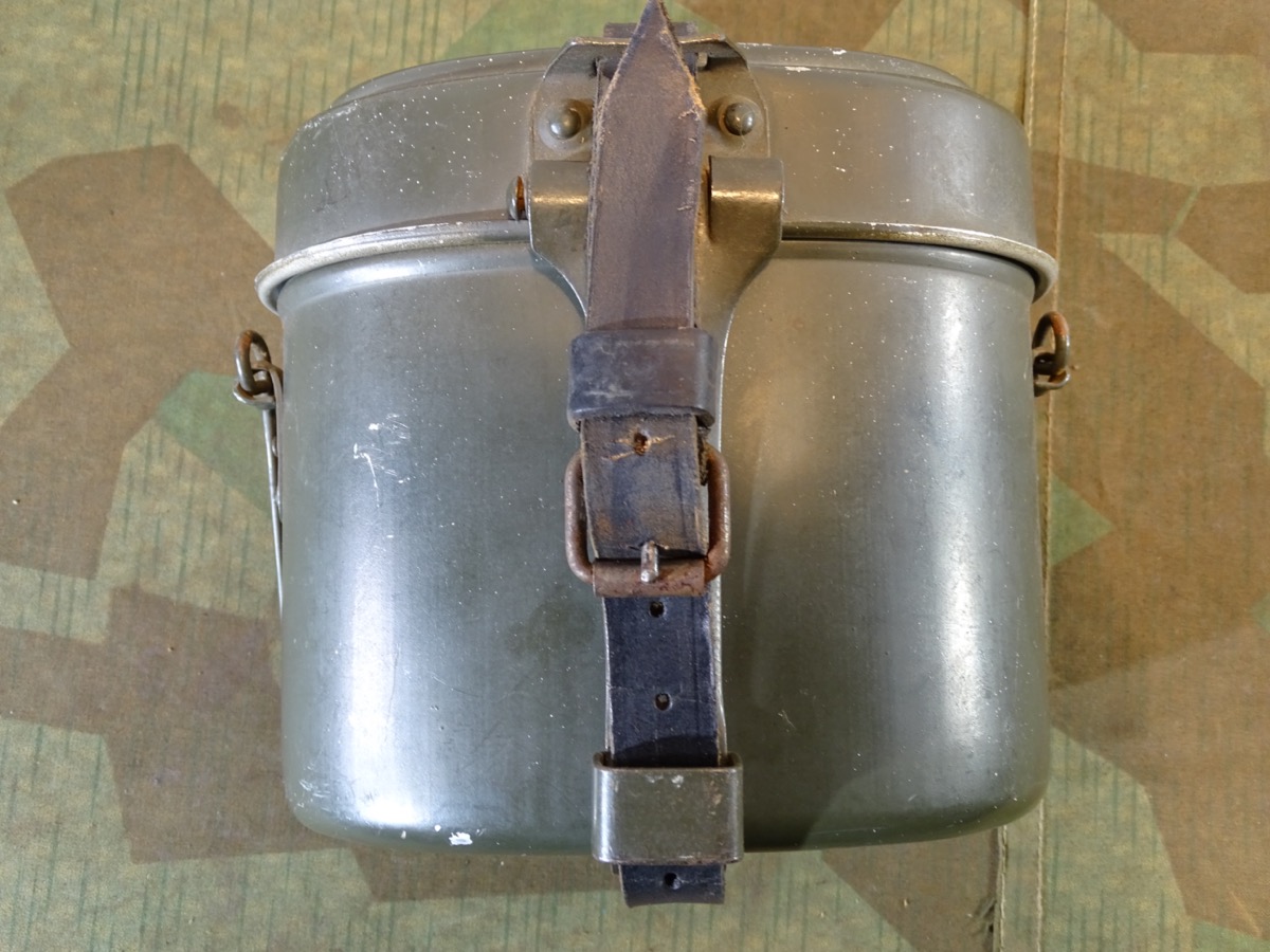 Wehrmachts Kochgeschirr um 1945 mit seltenem Einsatz, ungestempelt.