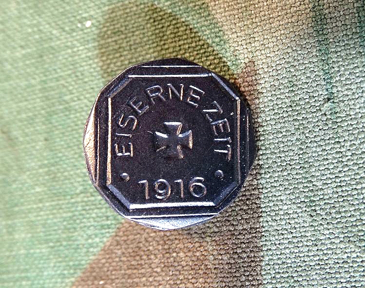 Patriotischer Anstecker "Eiserne Zeit 1916"  ca. 16 mm. Für Ordens Bandschleife