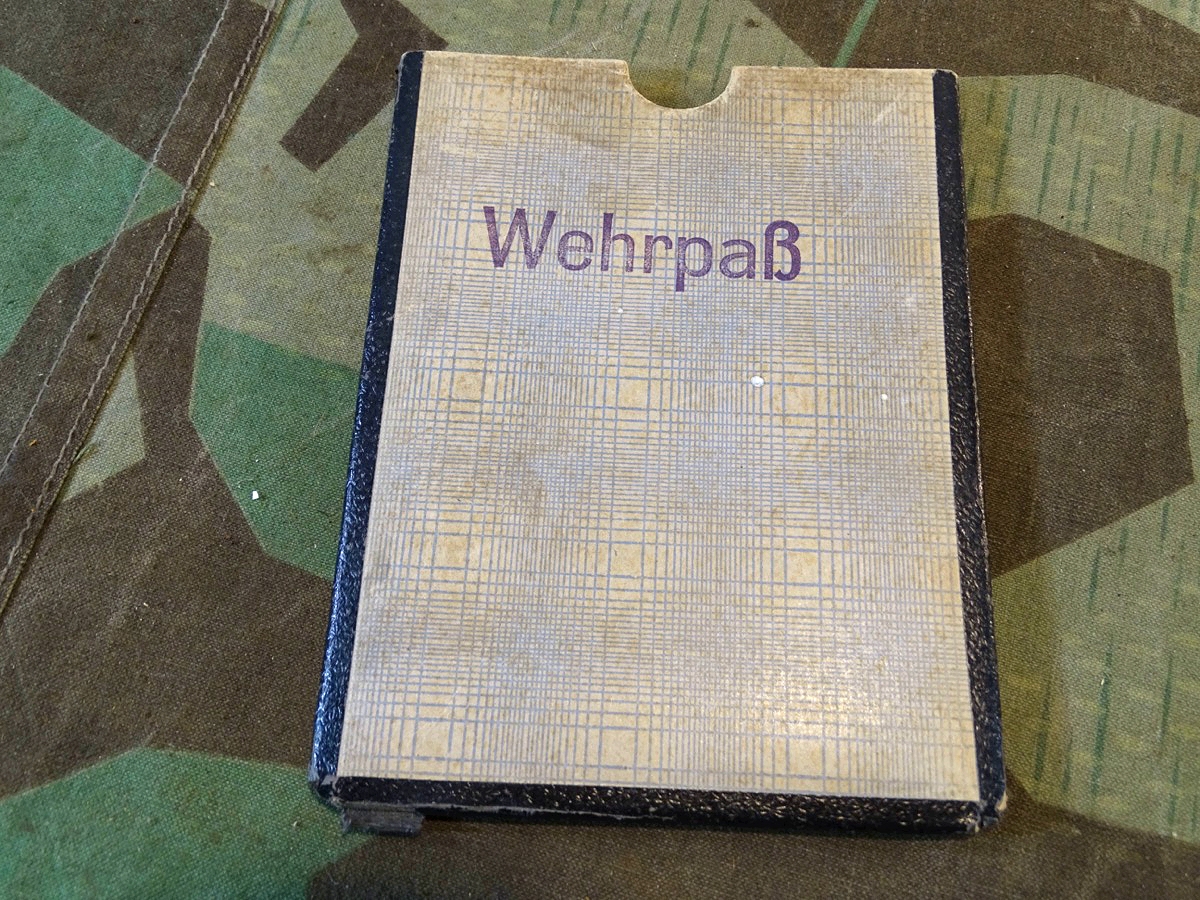 Wehrmacht Wehrpass Hülle, heller, karierter Karton mit Aufdruck. 