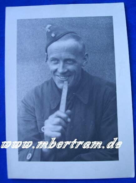 Porträtfoto Luftwaffen Mechaniker, dunkler Overall, Schiffchen