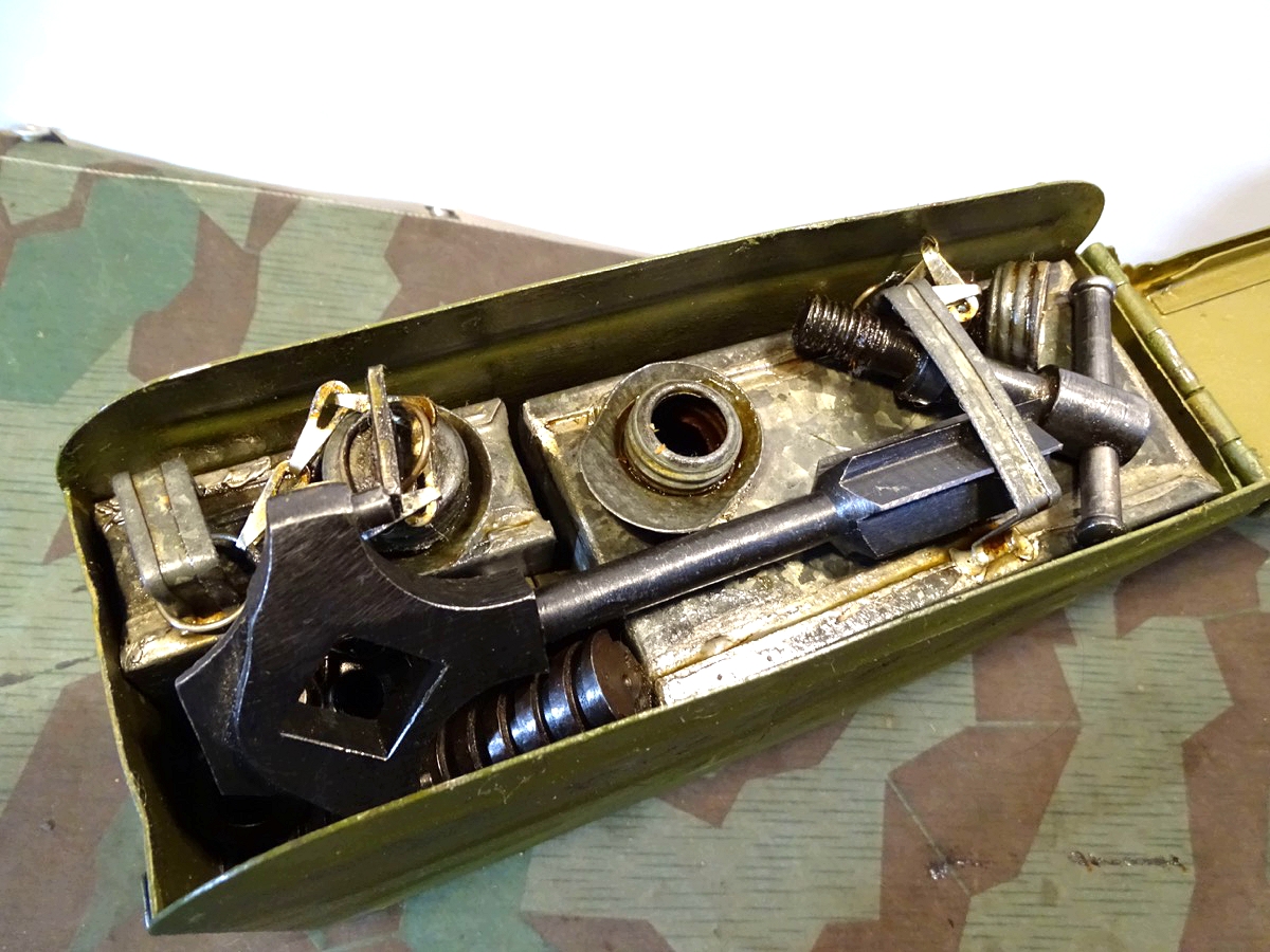 Waffenmeister Gurtkasten für das MG Maxim M 1910 mit umfangreichem Inhalt Waffenmeister Gurtkasten für das MG Maxim M 1910 mit umfangreichem Inhalt