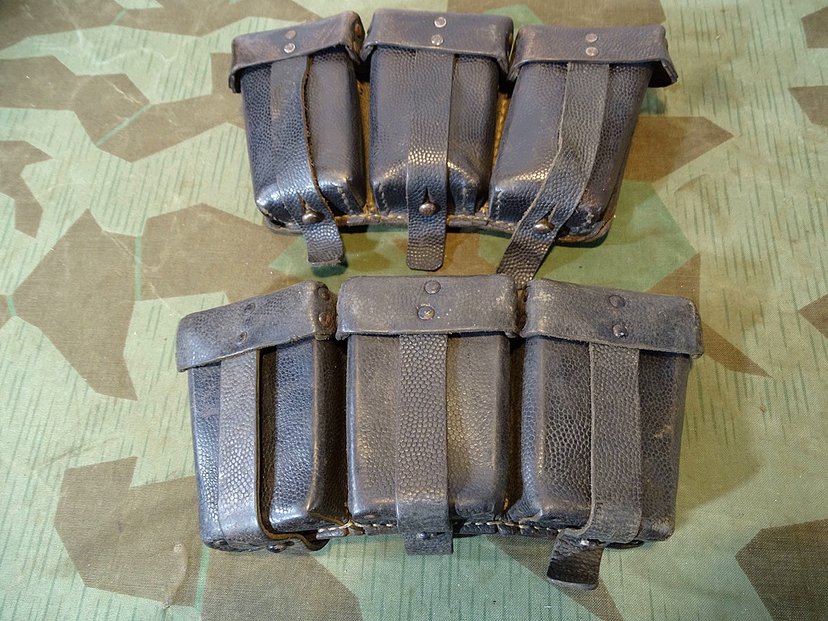 Pärchen gut zusammen passende, späte 3er Patronentaschen für den K 98 mit RB Nummern.