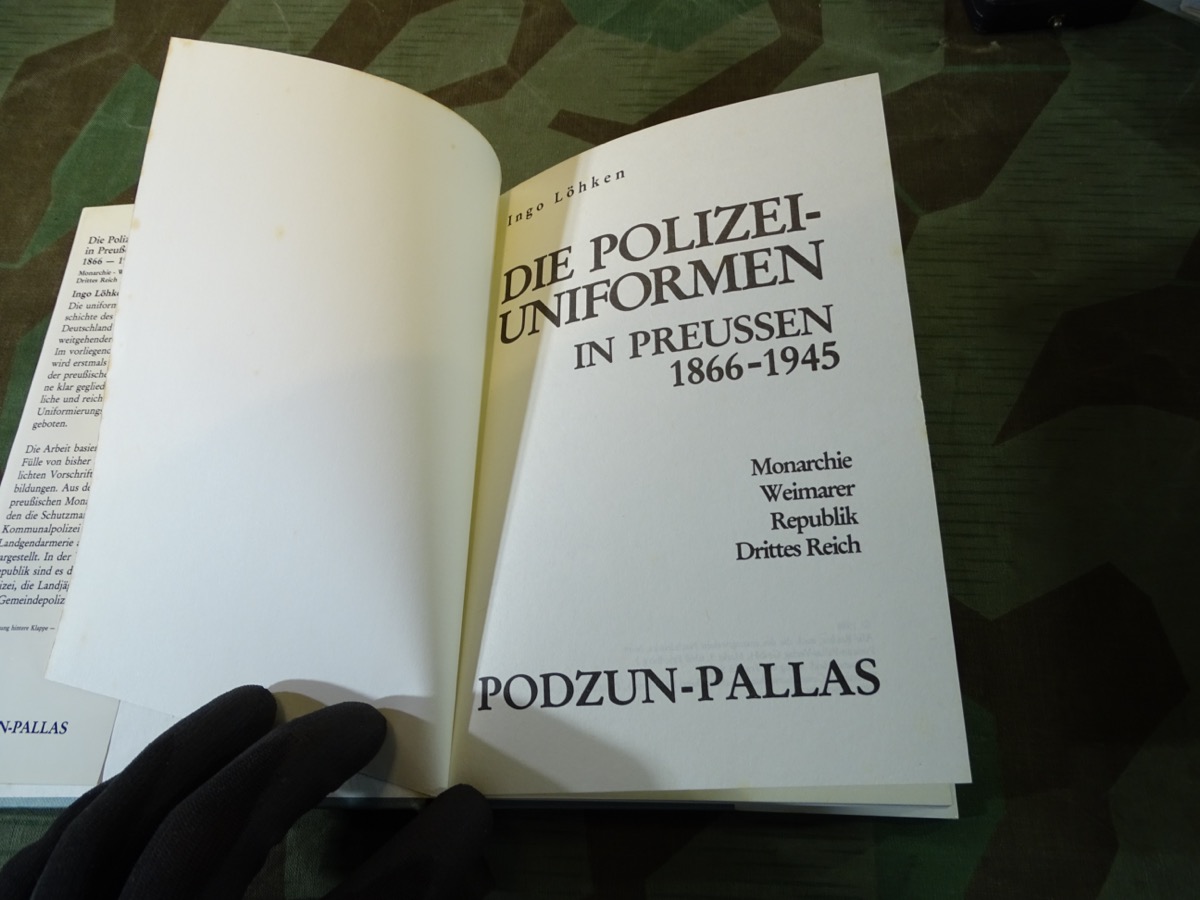 Löhken, Ingo: Die Polizeiuniformen in Preußen 1866 - 1945