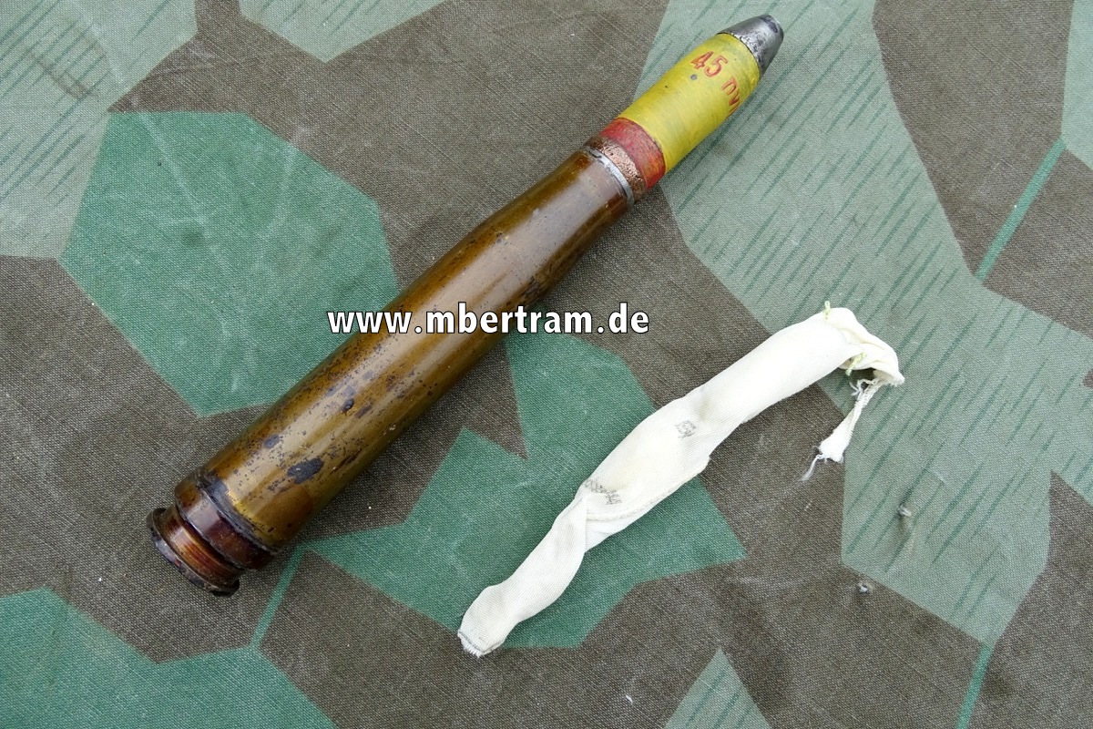 Deko-Patrone 2 cm Flak 38,  Stahlhülse 1944, Eisenzünder, Ladungssäckchen