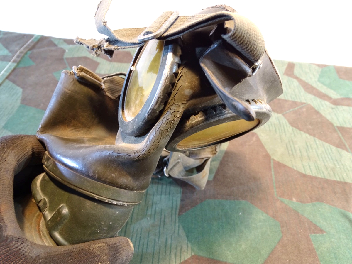 20867-13 Gasmaske Wehrmacht, recht trocken, leichte Risse mit Filter FE 41
