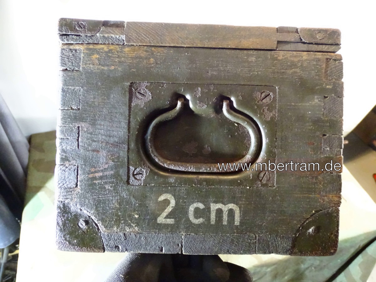 20768-21 Frühe Holz Munitionskiste für 100 Stück 2 cm Spr. Gr. Patr. Flakmunition, mit Inhalt