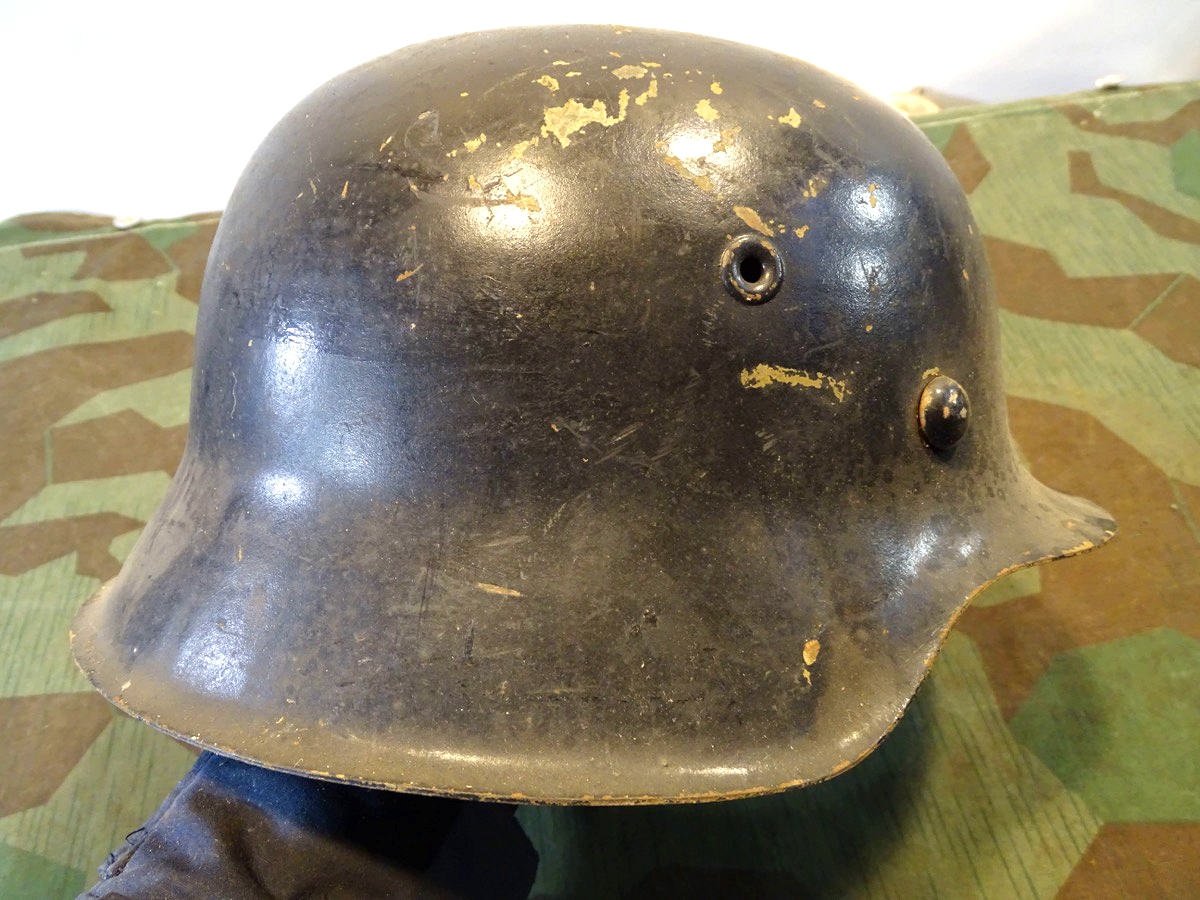 20929-3 Wehrmachts Stahlhelm M 42 mit sandfarbener Afrikakorps Tarnfarbe unter schwarz.