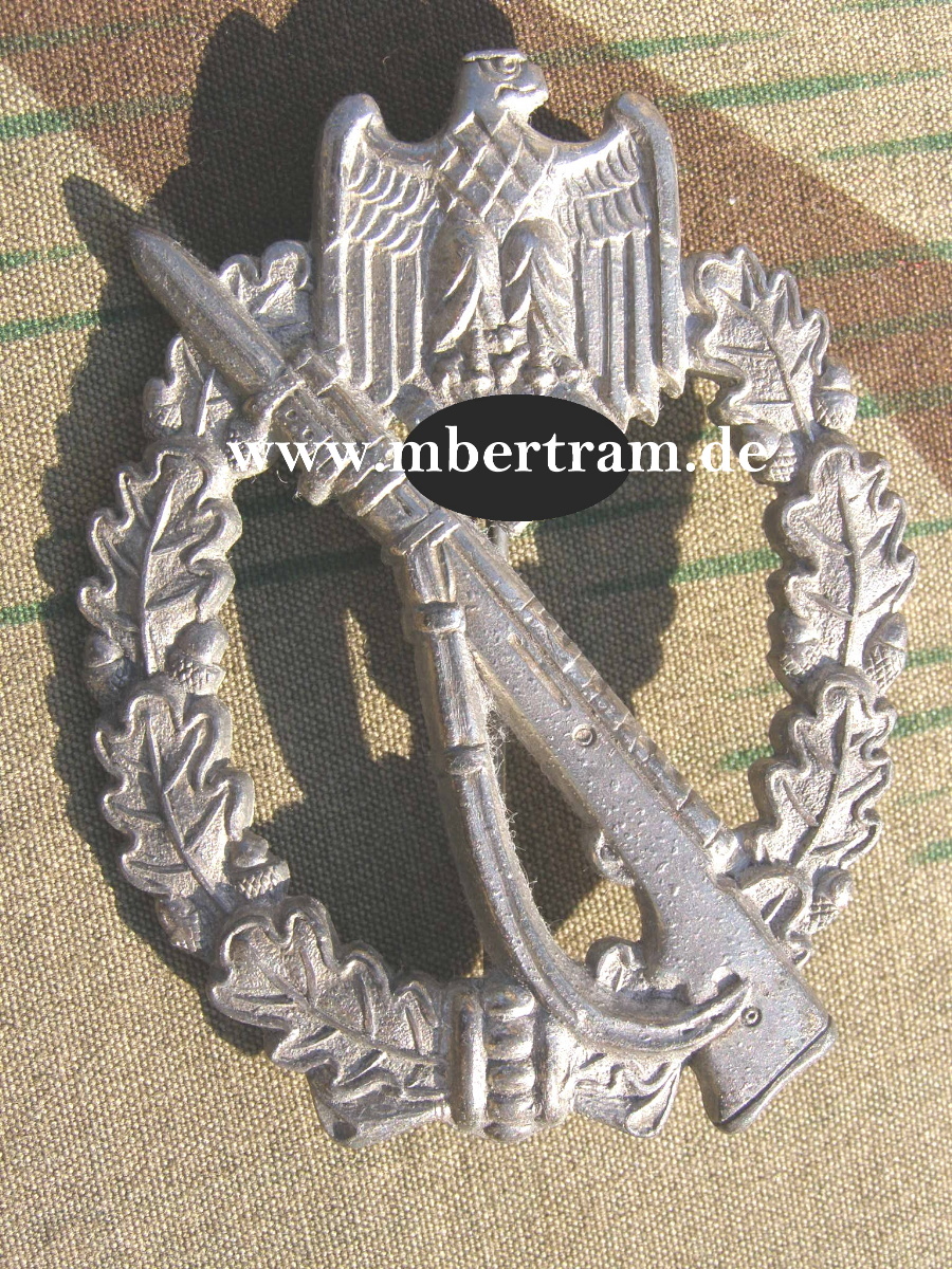 Infanterie Sturmabzeichen in Silber. Feinzink. KMM im Dreieck