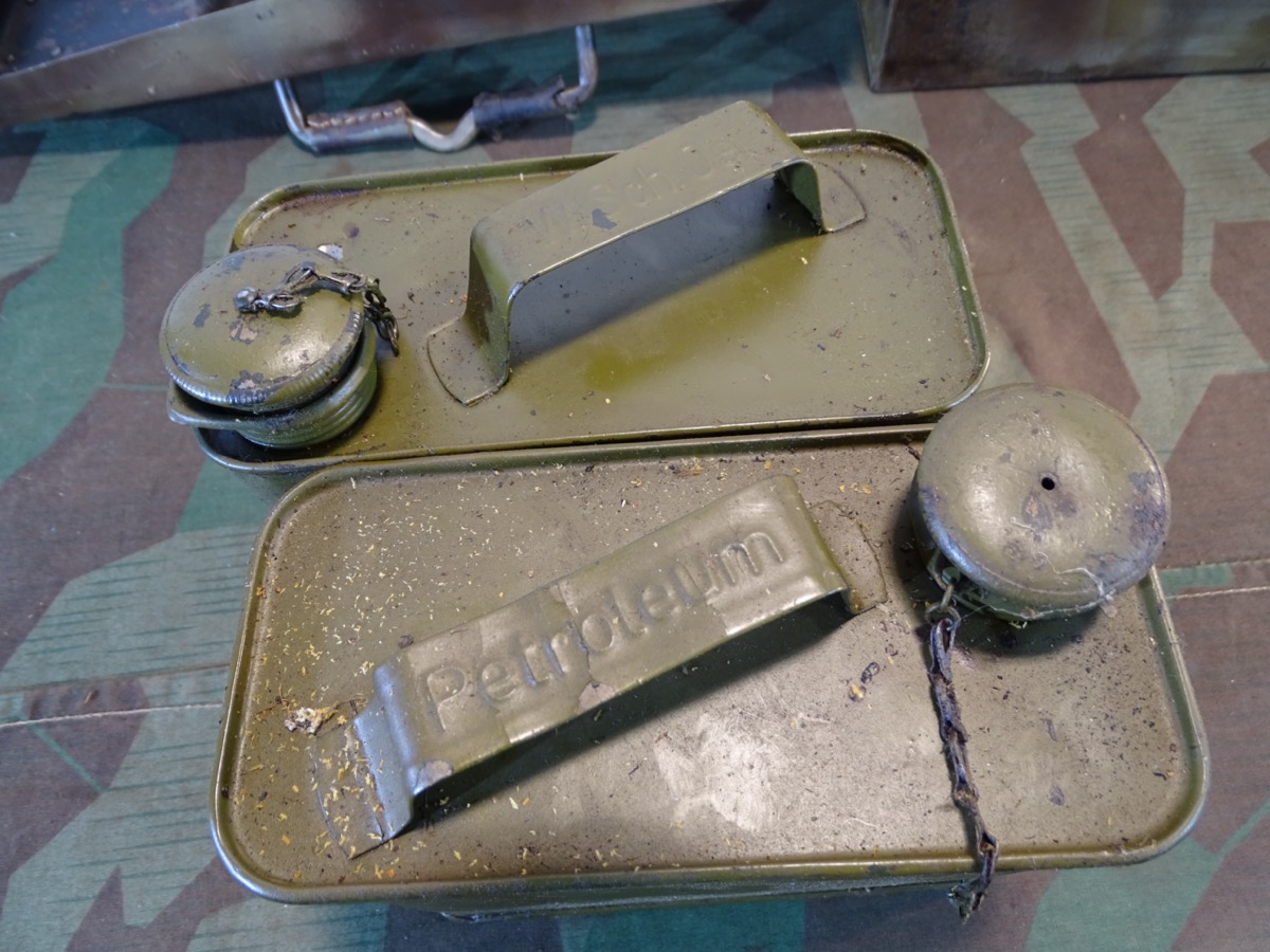 MG 34/42 Waffenmeister Patronenkasten 34 "P" mit WaA mit 2 Waffenölkanistern. MG 34/42 Waffenmeister Patronenkasten 34 "P" mit WaA mit 2 Waffenölkanistern.