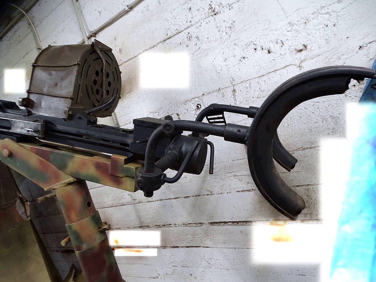 Deaktivierte 20 mm Oerlikon Flak MK 2, 1943, getarnte Behelfslafette, Wehrmachts Beutekanone, 1 Magazin, ( Nr. S-33141)