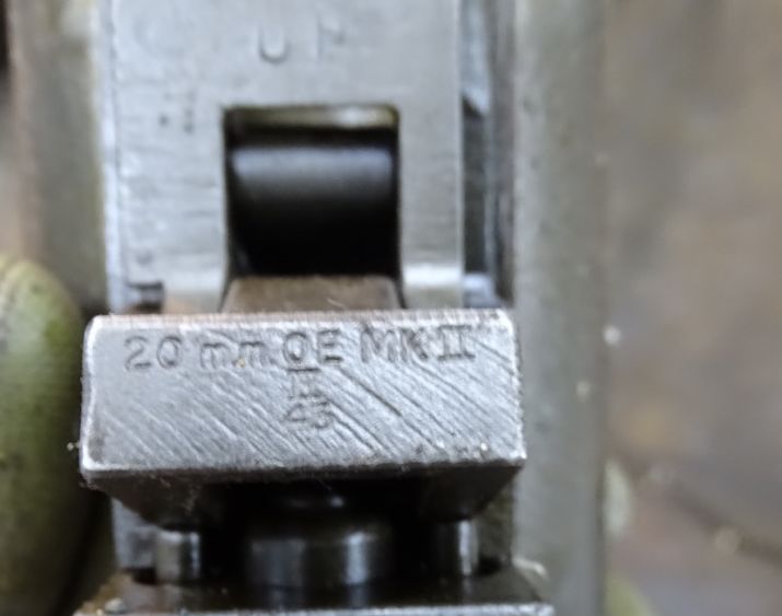 Deaktivierte 20 mm Oerlikon Flak MK 2, 1943, getarnte Behelfslafette, Wehrmachts Beutekanone, 1 Magazin, ( Nr. S-33141)