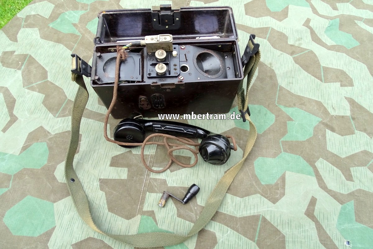 Wehrmachts Feldtelefon, Hörer und Gehäuse 1941, Kurbel ohne Datum, mit Riemen
