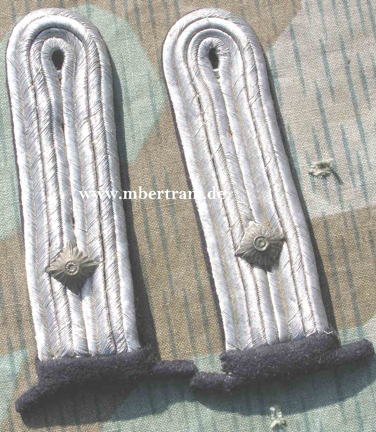 Paar Schulterklappen Oberleutnant KM Sommerjacke