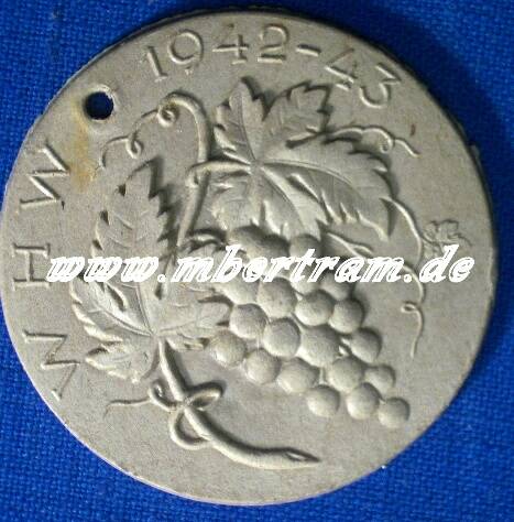 WHW Spendenbeleg, 1942-43 Pappabzeichen " Weintraube"