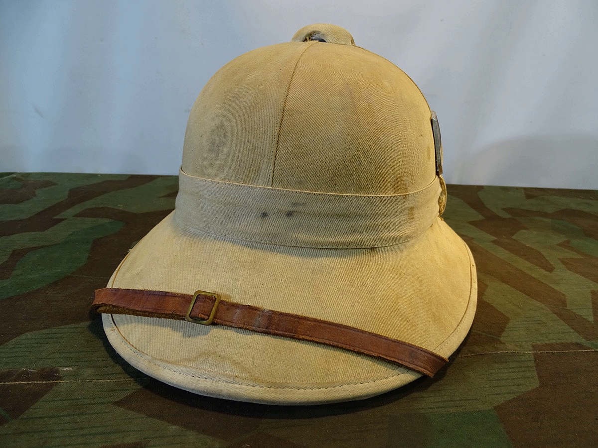 Französicher Tropenhelm aus Vorkriegszeit, genutzt als Beutehelm bei der Kriegsmarine/ Afrika Korps Französicher Tropenhelm aus Vorkriegszeit, genutzt als Beutehelm bei der Kriegsmarine/ Afrika Korps