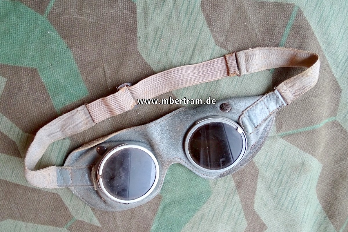 Wehrmacht Staubbrille, / Kradfahrerbrille.  Graues Leder. Getönte Gläser.