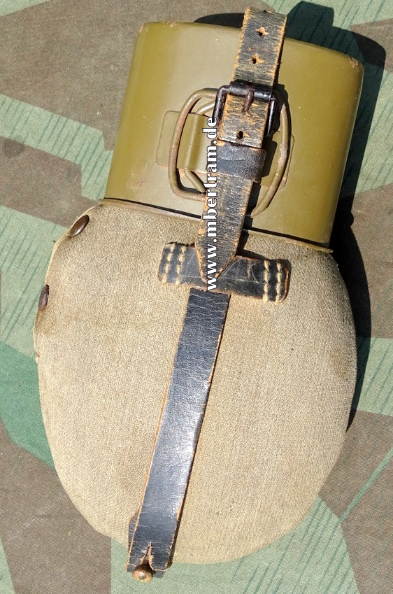 Späte Feldflasche Wehrmacht, "CFL 44", Stoffbezug, nrgl.