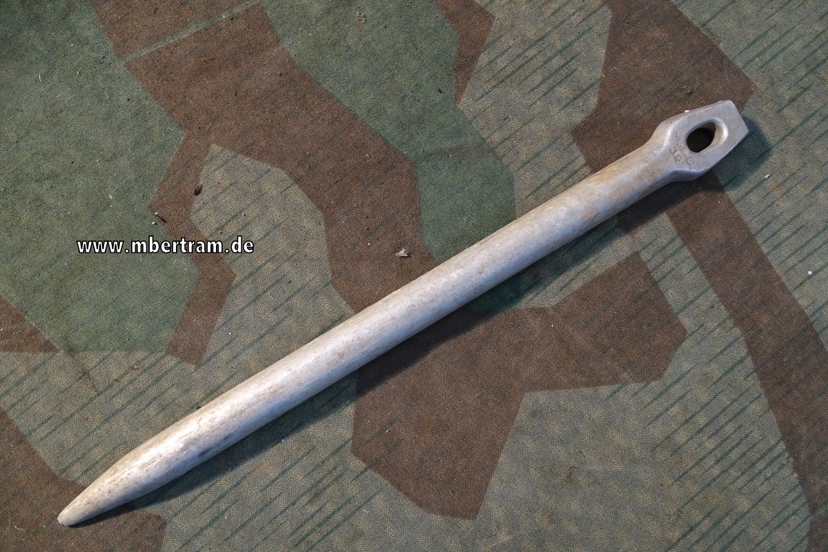 Waffen SS / Wehrmacht: Zelthäring,  Herstellermarke "M.&.C. 39"