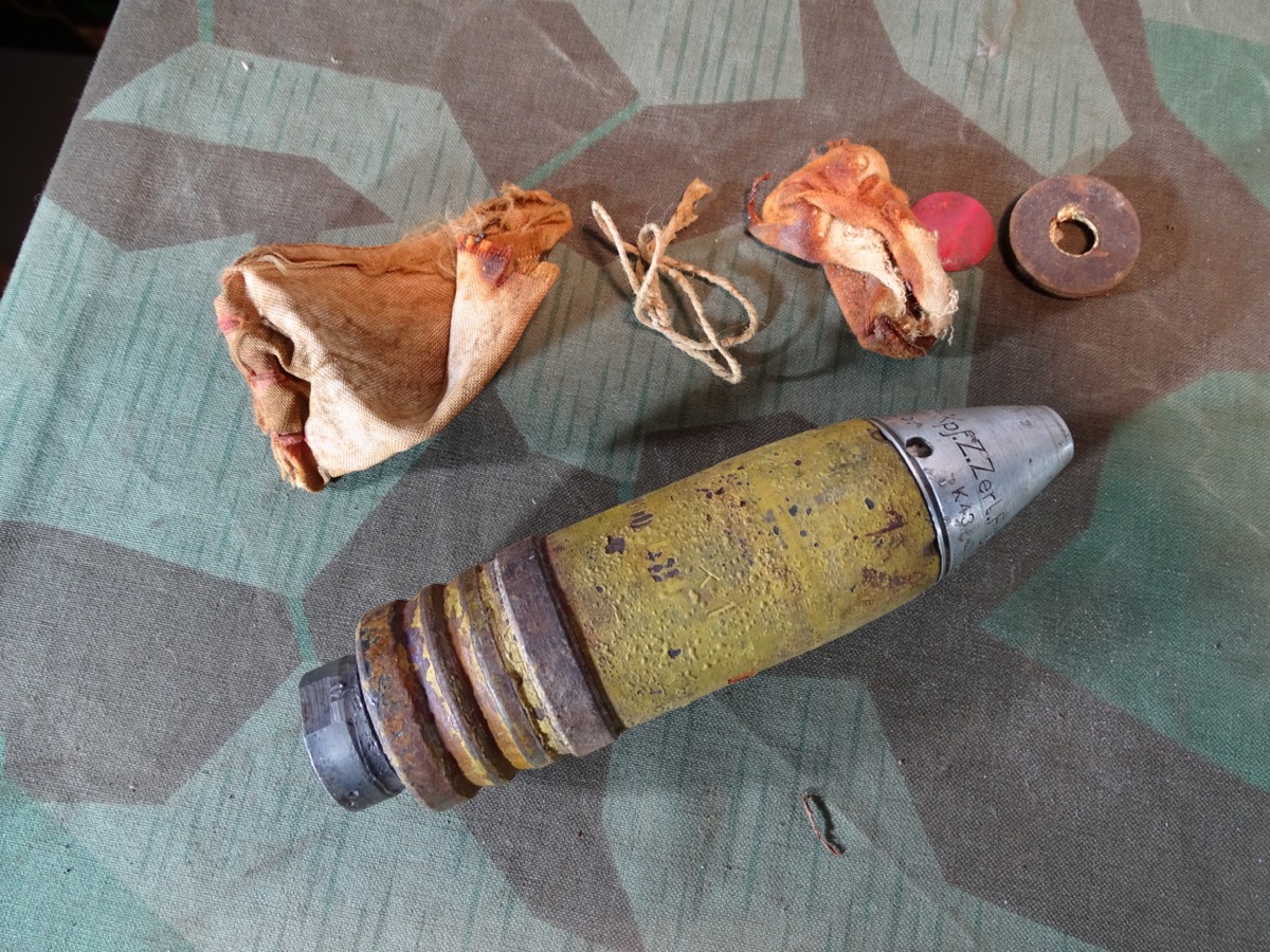 TOP 3,7cm Spreng Flak Granate Flak 18, Originalfarbe, Aluzünder, Leuchtspurhülse, Ladungssäckchen