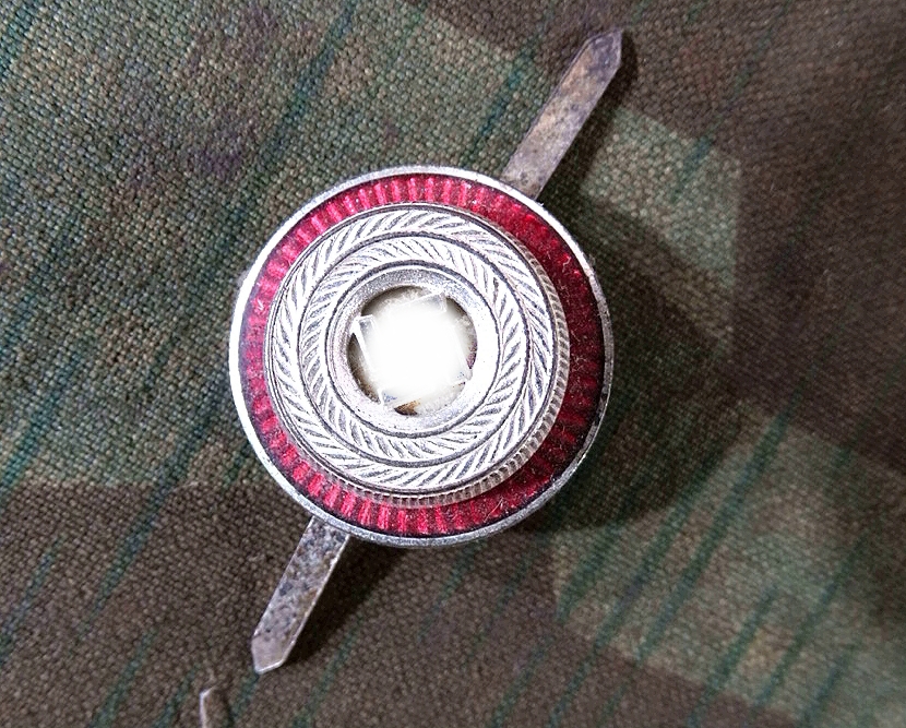 Schirmmützen Kokarde der Politischen Leiter d. NSDAP, emailliert, Buntmetall, versilbert, RZM M1/128